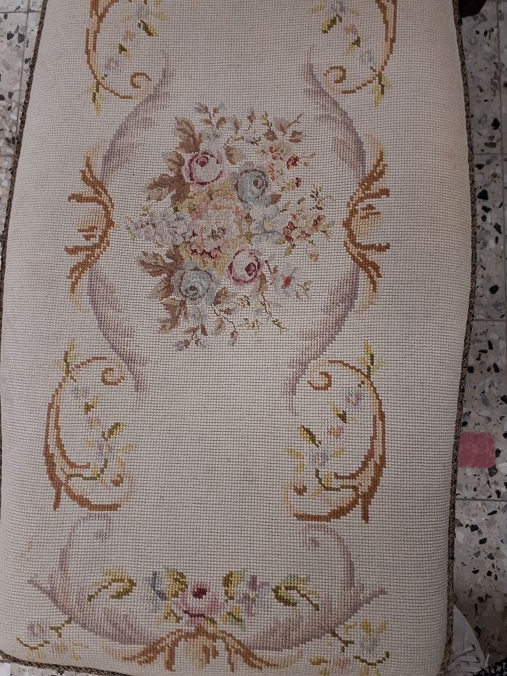 Bænk med broderi